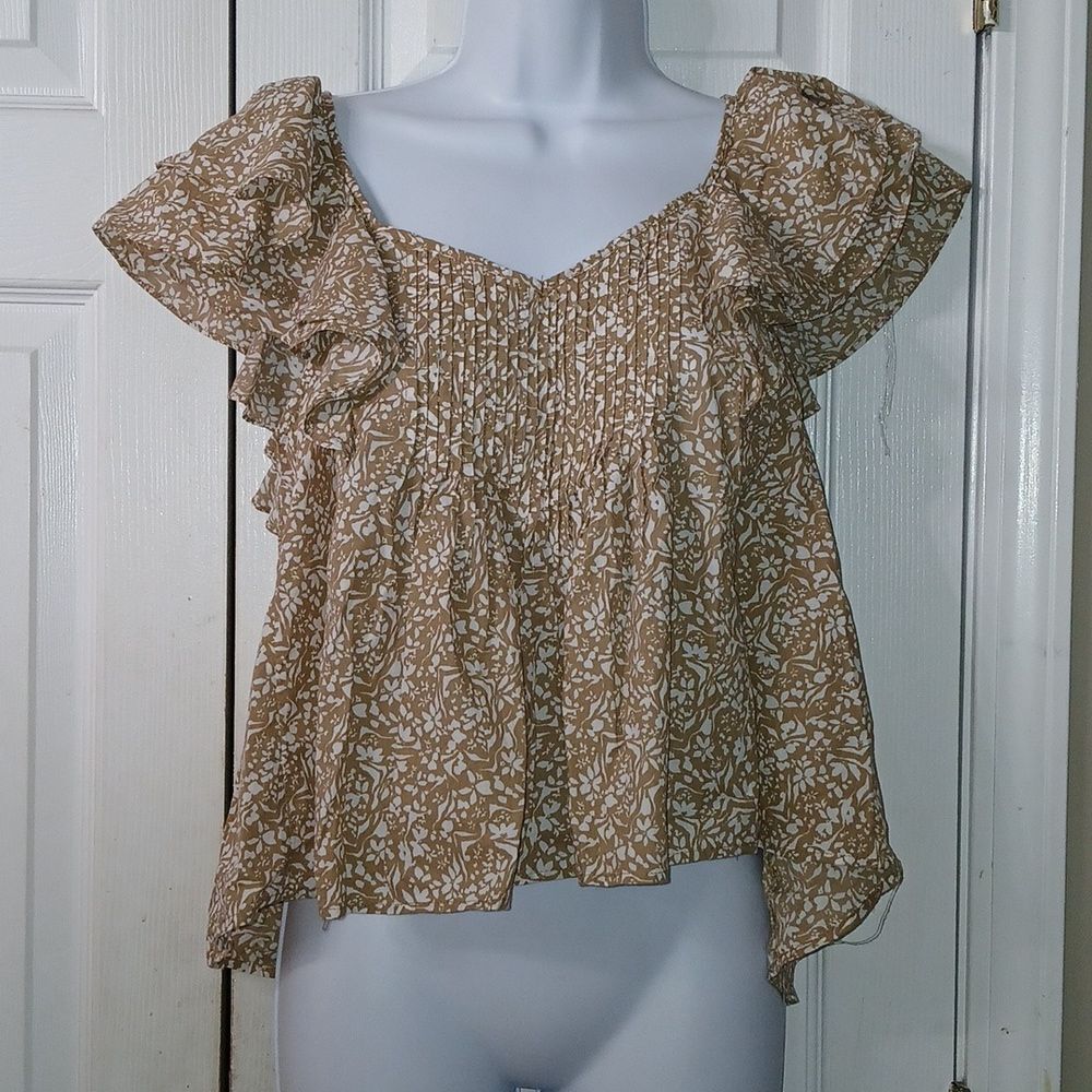 Universal Threads tan white print ruffle short sleeve blouse Sz XS NWT